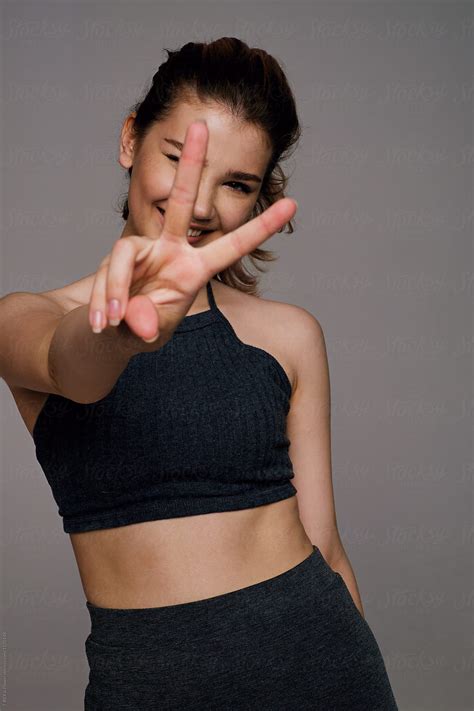 Smiling Brunette Woman Showing Peace Sign At Camera Del Colaborador