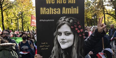 Proteste Im Iran Menschenmassen Strömen Zu Grab Von Mahsa Amini