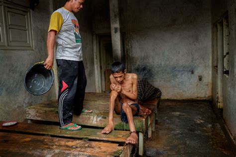 Impactantes Fotos De Pacientes Mentales En Indonesia Que Muestran Sus