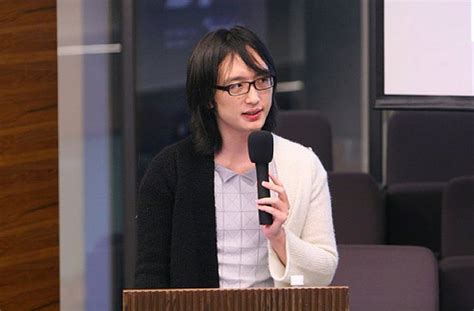 驻外经商机构 驻美国使馆 驻韩国使馆 驻日本使馆 外交部驻港公署 驻印度尼西亚 驻英国使馆 驻法国使馆 驻德国使馆 驻瑞士使馆 驻丹麦大使馆 驻芬兰. 酷新聞：首位跨性別閣員「唐鳳」走過罷凌童年 父母支持活出自我 | Age Of Queer