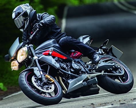 The new street triple now has better performance, a higher level of technology, new styling and an updated 765cc triumph triple engine. Triumph 675 STREET TRIPLE R 2014 - Fiche moto - Motoplanete