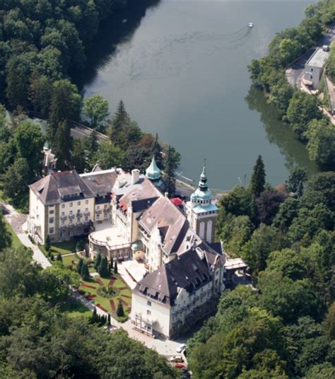Das schzloss wird von einem hängenden garten und einem riesigen garten umgeben. HUNGUEST HOTEL PALOTA, LILLAFÜRED