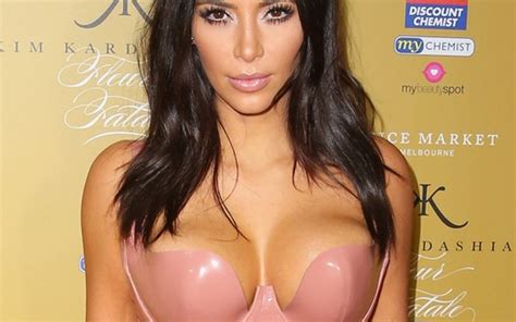 Kim Kardashian Usa Mais Um Decote Inacredit Vel Em Evento Quem Quem