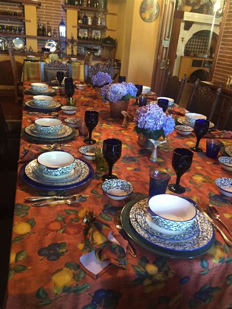 The hostess entered the dining room last on the arm of the husband of her husband's partner. Pin by Magaly Dybowski on Comedores | Table settings ...