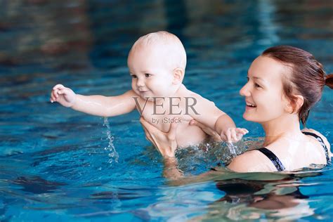 妈妈在游泳池里教孩子游泳。照片摄影图片 id 312677415 veer图库
