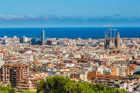 Bustling markets, tree lined blocks, and fantastical architecture cozy up to one another in this dreamy mediterranean beach town. Barcelone : les réservations plombées par la crise politique