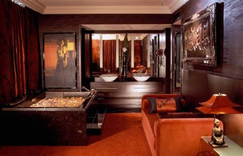 Koln bonn havalimani havaalanı 20 km ve köln merkez tren tren istasyonu 400 metre uzaklıktadır. Hotel Savoy in Köln - HOTEL DE