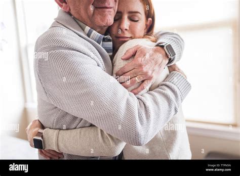 Padre Abrazando A Su Hija Apretadamente Fotografías E Imágenes De Alta