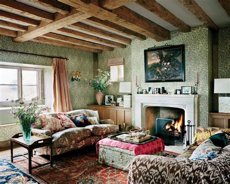 Plum Sykes English Country Home I Cotswolds William Morris Wallpaper