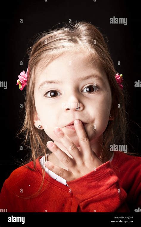 hand auf gesicht hand auf mund stockfotos und bilder kaufen alamy