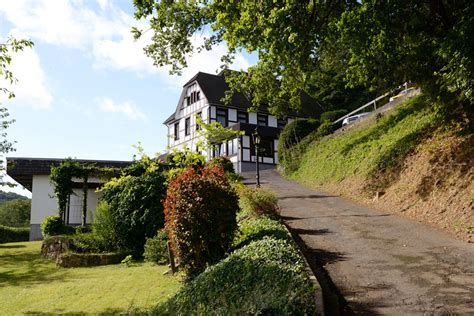 Die zum kreis euskirchen gehörende kleinstadt bietet neben der fast vollständig restaurierten stadtmauer mit stadttoren und türmen ein historisches. Picture gallery - Hotel Bad Münstereifel Eifel Kurhaus ...