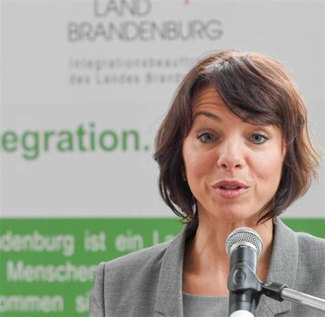 In der kurzgeschichte nicht alles gefallen lassen von gerhardt zwerenz geht es um zwei nachbarn, zwischen denen ein nachbarschaftsstreit jetzt verbreiten sie auch noch gegenseitig gerücht über sich. Karawanskij: Frauen dürfen sich nicht alles gefallen ...