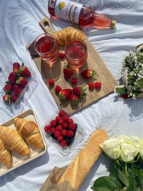 19 Perfectly Romantic Picnic Foods To Impress Any Date Artofit