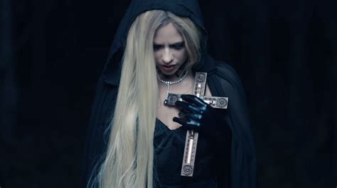 Avril Lavigne estrena su vídeo I Fell In Love With The Devil Magazine Skape