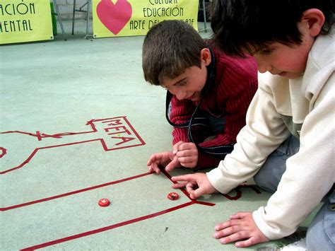 Maybe you would like to learn more about one of these? 00605 Canicas. Juego con canicas (IV). Carrera automovilística - Juegos para niños