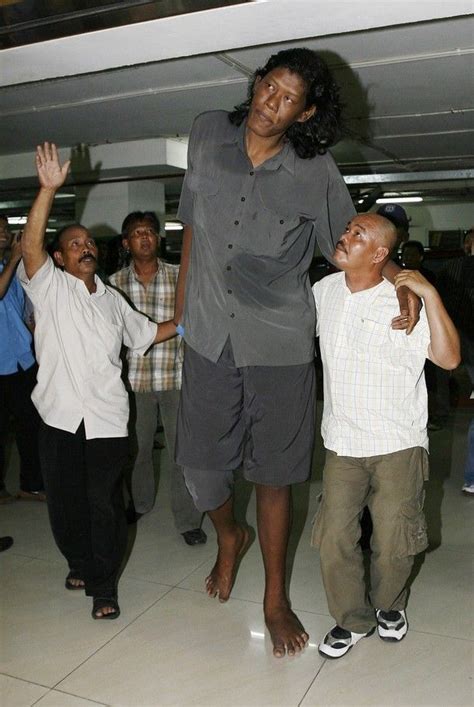 Top 10 Tallest Persons Of The World Giant People Tall People Tall Guys