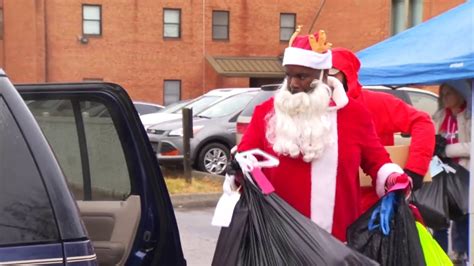 Rescue Mission Of Roanoke Helps Families Put Ts Under The Tree Youtube