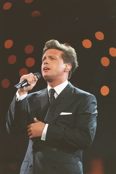 Luis Miguel La Historia Real De Su Actuación En Viña Del Mar 1994 Vogue