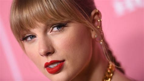 Taylor Swift On Closeup With Lipstick Hd Taylor Swift Wallpapers Hd