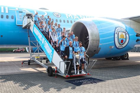 7enews Sports Treble Winners Manchester City Fly Home On Etihad