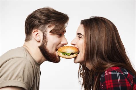 Nahaufnahme Von Mann Und Frau Die Einen Burger Zusammen Essen Kostenlose Foto