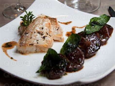 Filet de merlan poêlé à la sariette et navets confits
