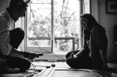 fotos gratis persona en blanco y negro fotografía película sentado pareja jugando