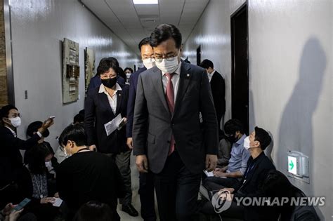 법사위원장실 항의방문하는 국민의힘 의원들 연합뉴스