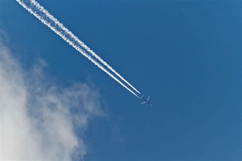 Airplane Contrails A Moment Of Science Indiana Public Media