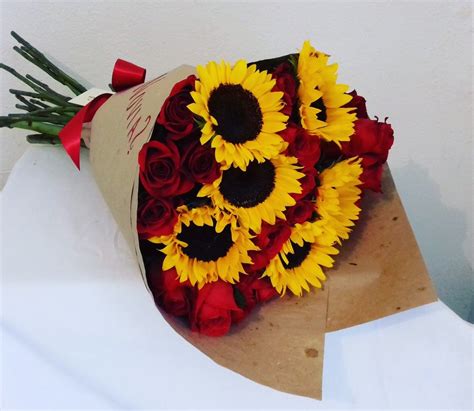 Ramo De Rosas Rojas Y Girasoles Red Roses And Sunflowers Boquette