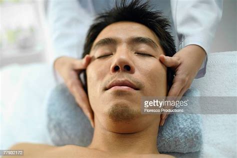 chinese massage photos et images de collection getty images