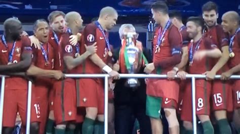Super victor, das maskottchen der fußball em 2016 hält den. Porugal ist Europameister 2016! Cristiano Ronaldo stemmt ...