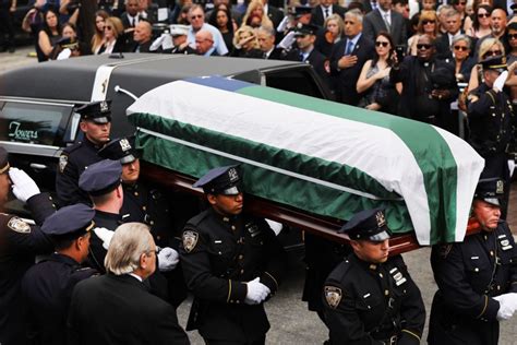 Luis lou alvarez, the venerated retired new york city police department detective who served as a first responder after the september 11 attacks on the world during the hearing, alvarez looked tired but determined as he sat next to jon stewart, former the daily show host and advocate for 9/11. Cientos dan último adiós al héroe del 9/11 Luis Álvarez ...