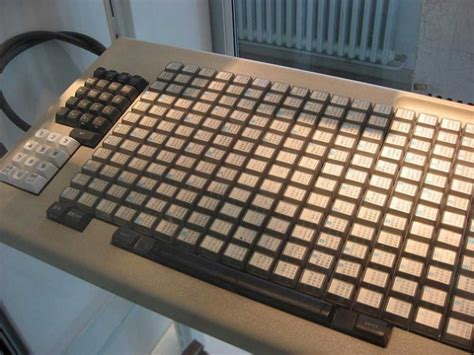 Sehen sie die alphabetischen buchstaben in binärcode! Старая японская компьютерная клавиатура с 216 клавишами ...