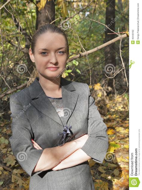 Jolie Jeune Femme Dans Une Position Grise De Robe Daffaires Photo Stock Image Du Automne