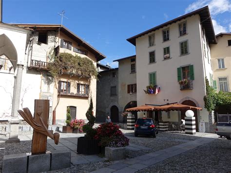 Online reserveren voor hotels in edolo, italië. Edolo, historische Häuser in der Via Monte Grappa (07.10 ...