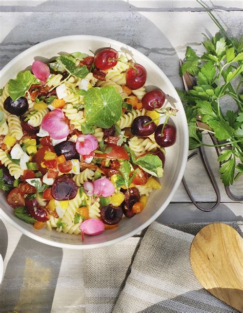 Gratins, brochettes, papillotes, pâtes, au quotidien ou pour recevoir. Salade de pâtes par Pierre Sang Boyer pour 6 personnes ...
