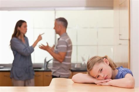 los padres que se pelean perjudican la capacidad de los hijos de reconocer y regular sus emociones