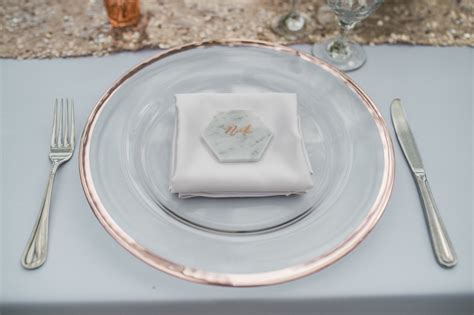 The gold rim adds a flawless amount of accessory to your tabletop décor. Clear Glass Charger 13 Inch Dinner Plate With Metallic Rim ...