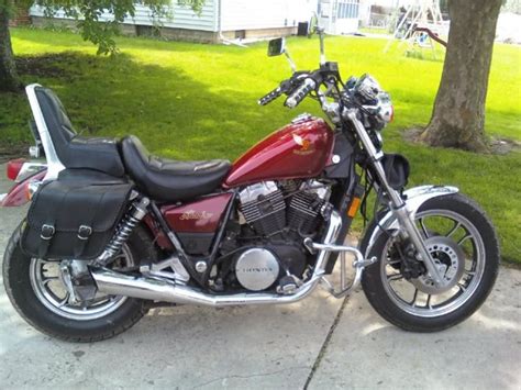 The honda cb line provides a more casual sport motorcycle alternative. 1984 Honda VT700C - Moto.ZombDrive.COM