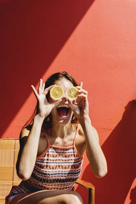 Szczęśliwa śliczna Dziewczyna Z Pomarańczami Zdjęcie Stock Obraz