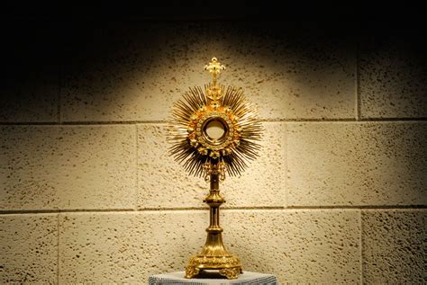 Eucaristia, também chamada de comunhão, por sua vez, significa reconhecimento e é uma forma de a igreja católica lembrar a morte e a ressurreição de jesus cristo. Os fiéis podem tocar o ostensório? - Catholicus