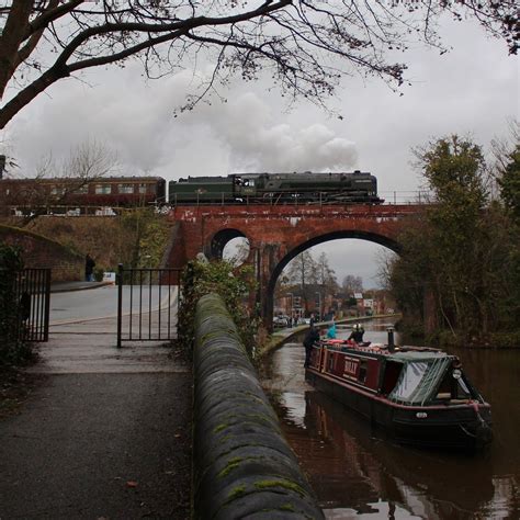 √ Worcester And Birmingham Canal