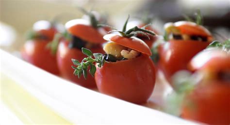 Pomodori ripieni con tonno, formaggio fresco e olive nere, pomodori ripieni, panfocaccia proponi una ricettainserisci il tuo blogil mio libro di ricette. Pomodori ripieni: 4 ricette estive da copiare! | AIA Food