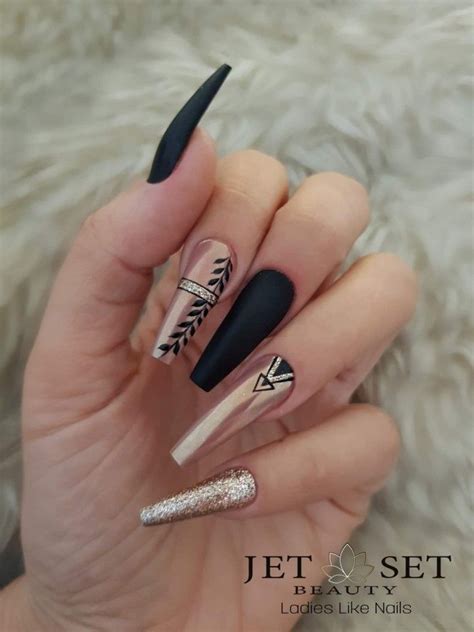 Seguro que vas a conseguir unas uñas pintadas de negro elegantes y sofisticadas. Ame este diseño 💖 en 2019 | Uñas negras largas, Decoración ...