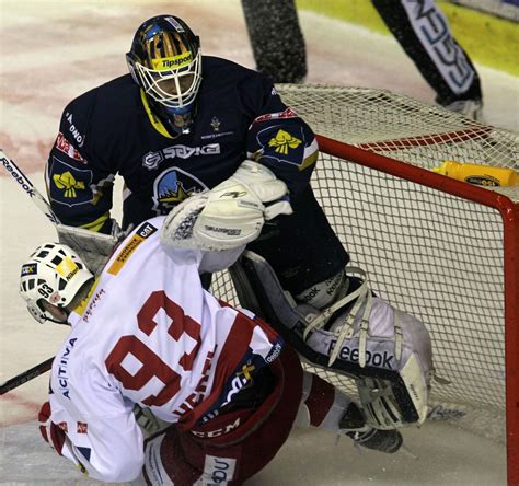 It was created by the 1993 split of the czechoslovak first ice hockey league following the breakup of czechoslovakia. Hokej, extraliga: Kladno - Slavia Praha: Jan Chábera ...