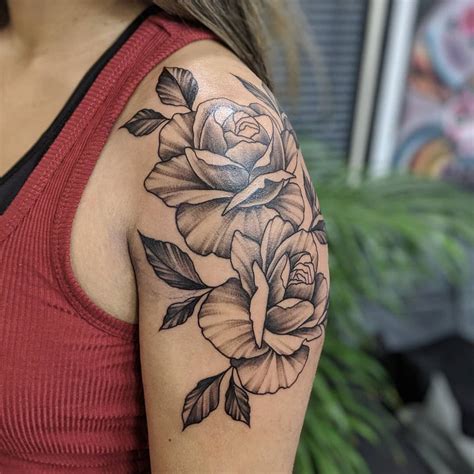 Roses come in a variety of colors such as red, white, pink, yellow, black, blue and others. UPDATED 40 Rose Shoulder Tattoo Ideas (August 2020)