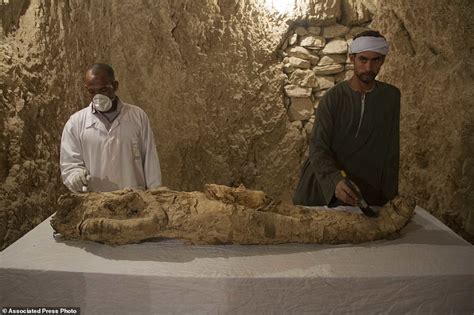 Egyptian Archaeologists Discover Mummified Body Daily Mail Online