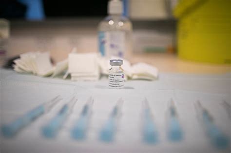 Muncul kekhawatiran tentang keamanan vaksin astrazeneca di sejumlah negara, setelah terjadi kasus pengentalan darah atau pendarahan. Minat Warga Inggris Gunakan Vaksin AstraZeneca Menurun