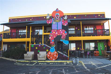 Exploring Our Backyard Come Inside The World Famous Clown Motel Krxi